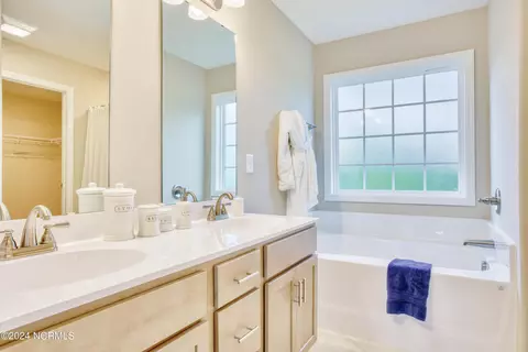Bath - 909 Marshview Ct, Hubert, NC 28539 photo 2 of 3