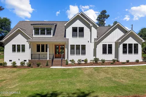 140 Country Club Cir, Southern Pines, NC 28387