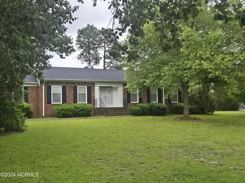 1427 E Martin Luther King Dr, Maxton, NC 28364