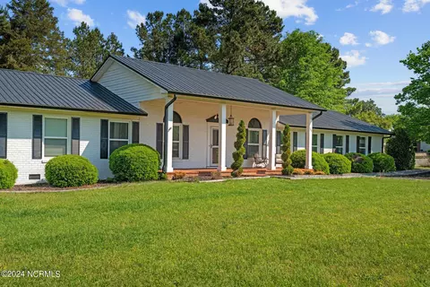 138 W Shenandoah Rd, West End, NC 27376