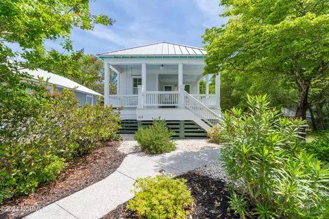 614 Clarendon Ave, Southport, NC 28461