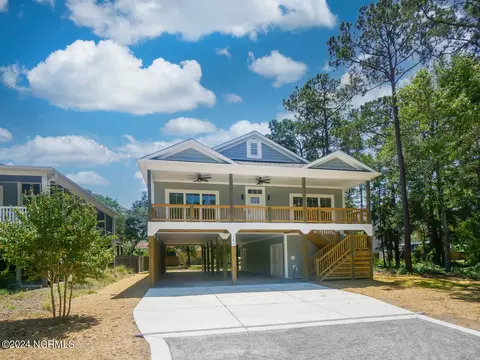 160 NE 3rd St, Oak Island, NC 28465
