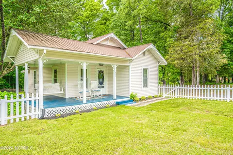 211 E Moore St, Robbins, NC 27325 photo 2