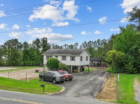 232 Harbor Rd, Wanchese, NC 27981