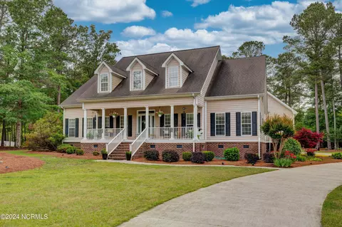 230 Country Club Dr, Wallace, NC 28466