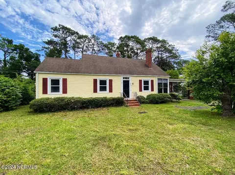 317 Pine Grove Dr, Wilmington, NC 28409