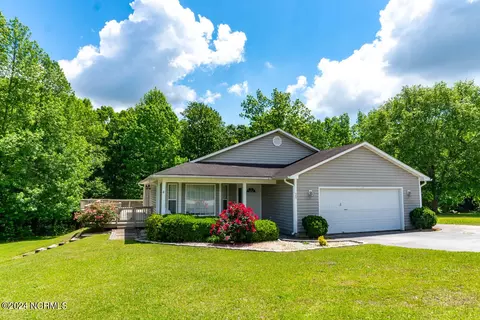 445 Boysenberry Ln, Hubert, NC 28539