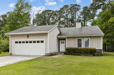 2001 Joslyn Dr, Morehead City, NC 28557