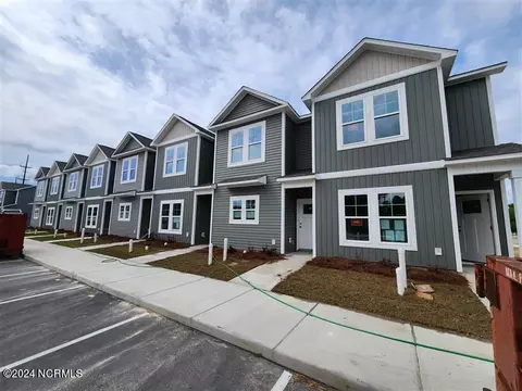 621 Jacks Crossing Dr, Hubert, NC 28539