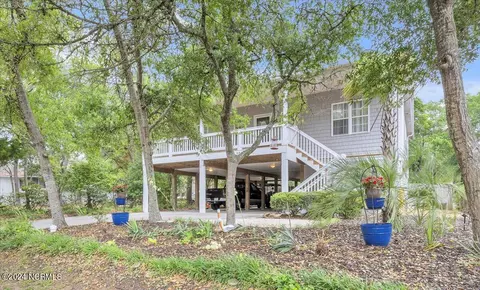 102 SE 43rd St, Oak Island, NC 28465