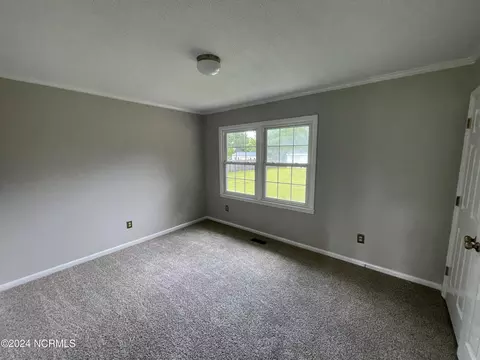 Bedroom - 2000 Sunset Ave, Clinton, NC 28328 photo 6 of 7