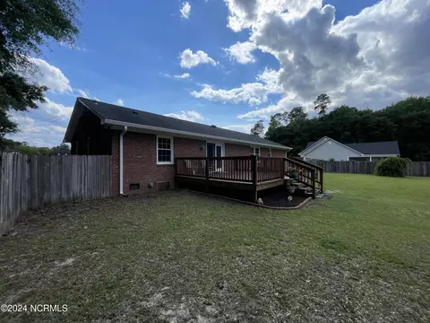Exterior - 2000 Sunset Ave, Clinton, NC 28328 photo 6 of 14