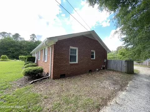 Exterior - 2000 Sunset Ave, Clinton, NC 28328 photo 9 of 14