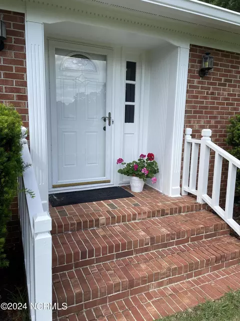 Exterior - 2000 Sunset Ave, Clinton, NC 28328 photo 12 of 14