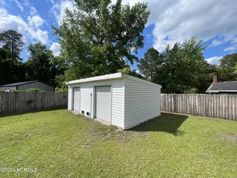 Exterior - 2000 Sunset Ave, Clinton, NC 28328 photo 2 of 14
