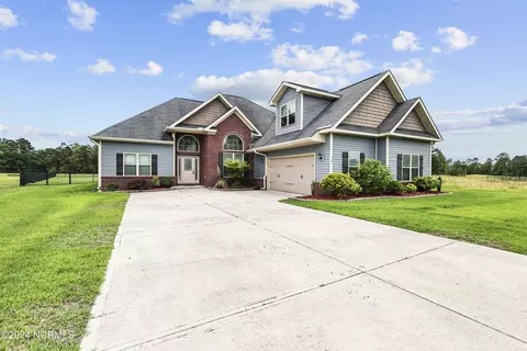 305 SW Plantation Dr, Maple Hill, NC 28454