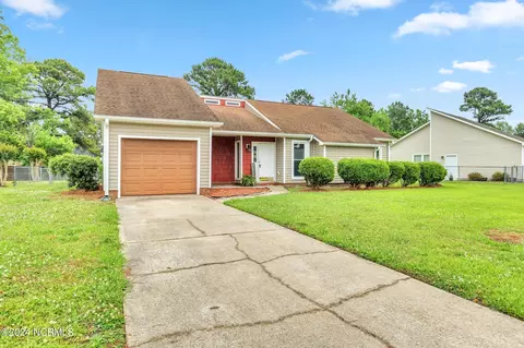 2460 Saddleridge Dr, Midway Park, NC 28544