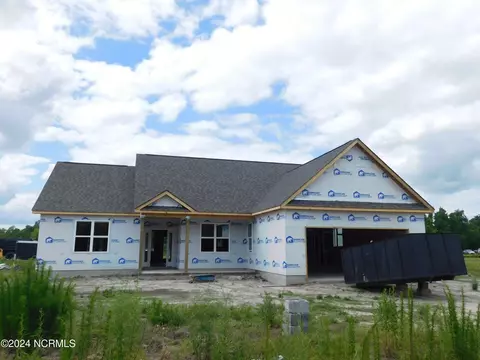 647 Bright Harvest Dr, Maysville, NC 28555