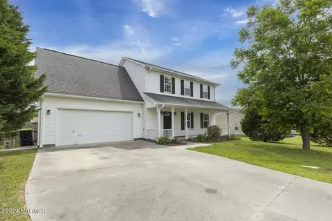 409 John Deere Ct, Richlands, NC 28574