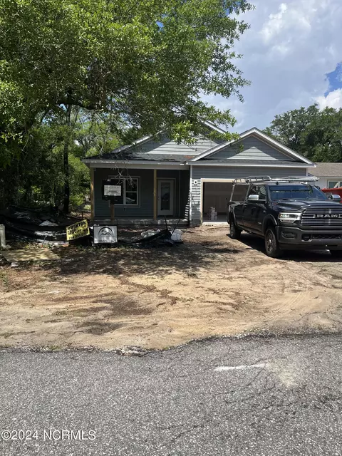 233 NE 35th St, Oak Island, NC 28465