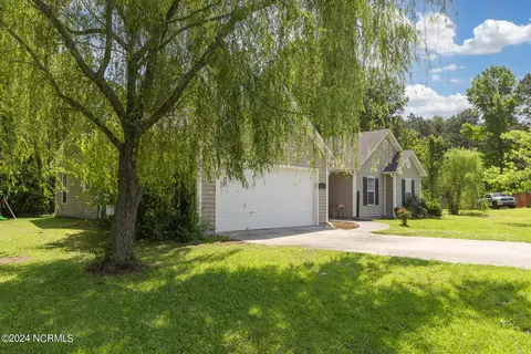 407 Seahawk Ct, Richlands, NC 28574