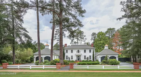 255 Cherokee Rd, Pinehurst, NC 28374