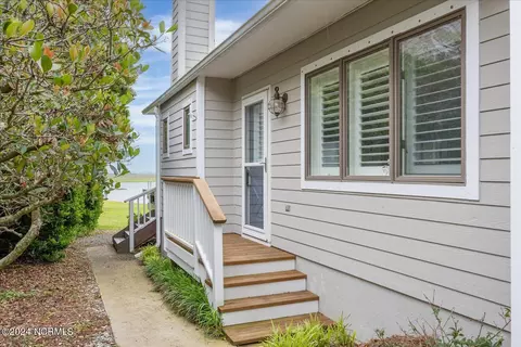 1715 Kings Landing Rd, Hampstead, NC 28443