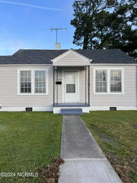 909 Cabarrus St, Edenton, NC 27932 photo 2