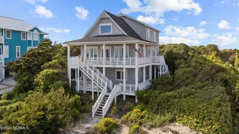 101 Rip Tide Ct, Emerald Isle, NC 28594