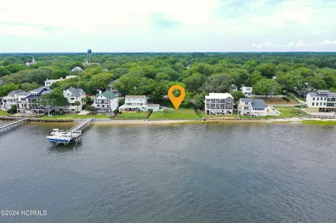 328 E Bay St, Southport, NC 28461