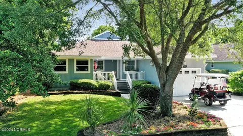 6 Greenview Dr, Caswell Beach, NC 28465