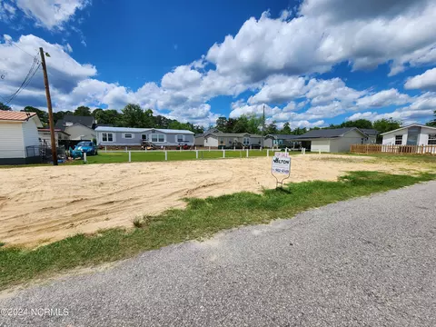 27 Moore St, Elizabethtown, NC 28337