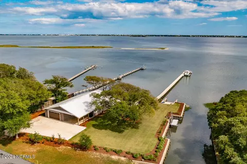 212 Upchurch Dr, Newport, NC 28570