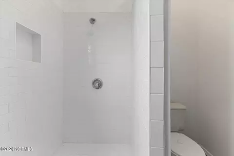 Bath - 215 E Peyton Ave, Kinston, NC 28501 photo 6 of 7