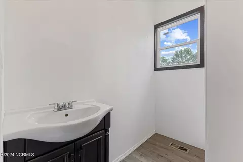 Bath - 215 E Peyton Ave, Kinston, NC 28501 photo 5 of 7