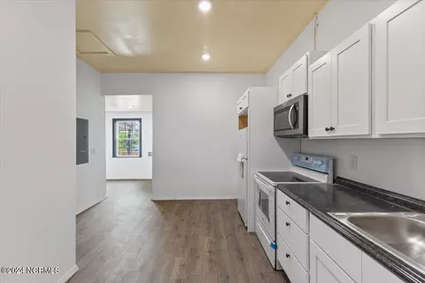 Entry Way - 215 E Peyton Ave, Kinston, NC 28501 photo 4 of 12