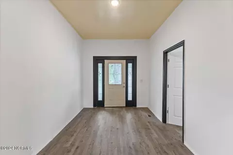 Entry Way - 215 E Peyton Ave, Kinston, NC 28501 photo 3 of 12