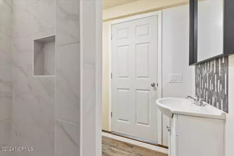 Bath - 215 E Peyton Ave, Kinston, NC 28501 photo 4 of 7