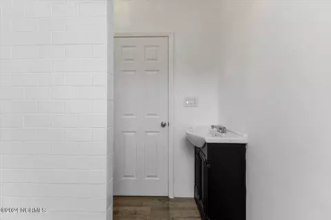 Bath - 215 E Peyton Ave, Kinston, NC 28501 photo 7 of 7