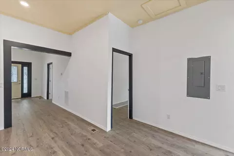 Entry Way - 215 E Peyton Ave, Kinston, NC 28501 photo 5 of 12
