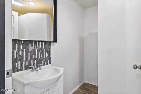 Bath - 215 E Peyton Ave, Kinston, NC 28501 photo 1 of 7