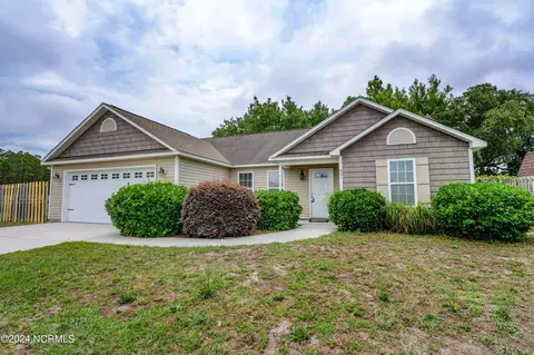 401 Ridgeway Ln, Holly Ridge, NC 28445