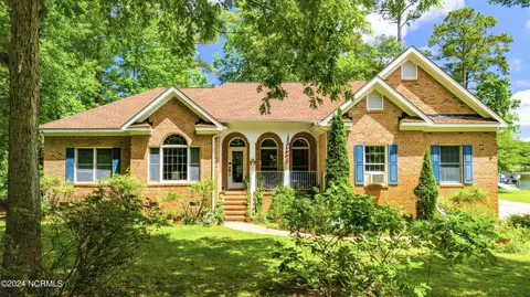 101 Waters Edge Dr, Chocowinity, NC 27817