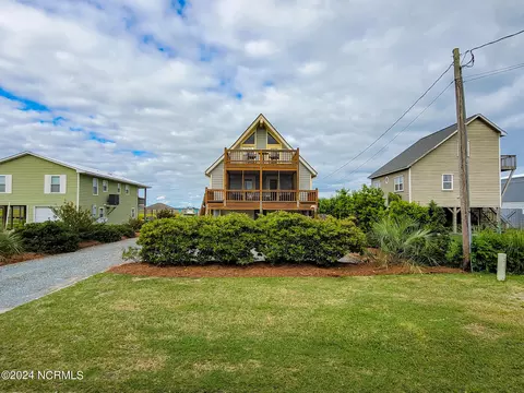 9048 W 9th St, Surf City, NC 28445