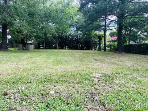 407 Academy St, Oriental, NC 28571