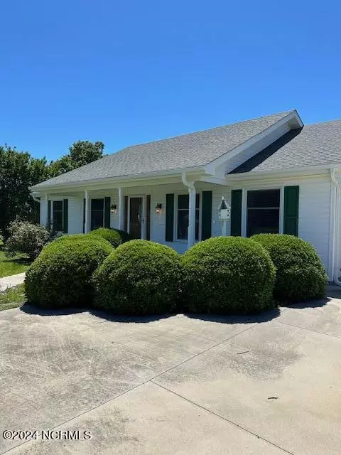 210 Bogue Sound Dr, Cape Carteret, NC 28584