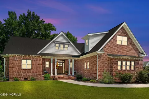 102 Harbor Town Cir, Mount Olive, NC 28365