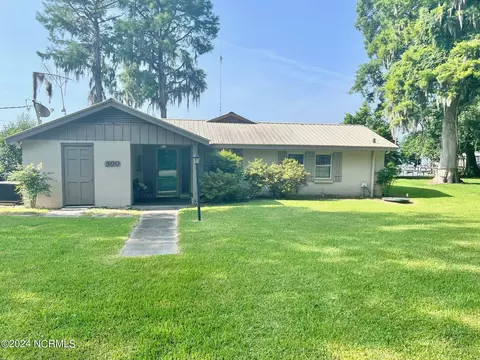 500 Canal Cove Rd, Lake Waccamaw, NC 28450