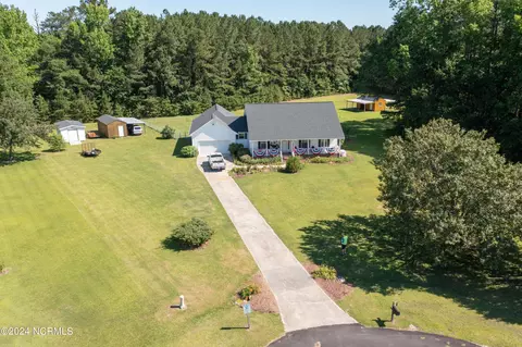 610 Barwick Dr, Washington, NC 27889