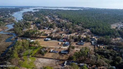417 Henderson Ct, Sneads Ferry, NC 28460